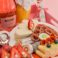 7. 🍓✨ Bandeja “Brindis con Encanto RD 9,900