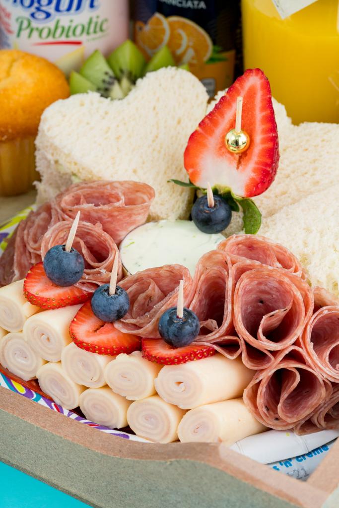 3. Bandeja Especial 3 RD 4,250 (con arreglo de globos)
