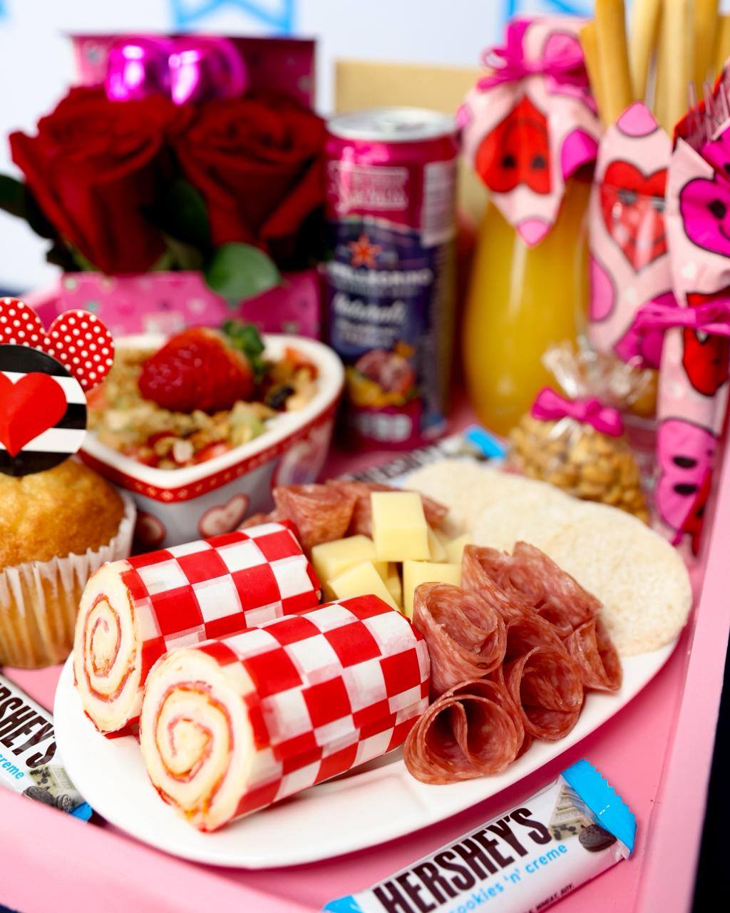 Pink Bliss Brunch – Bandeja Gourmet Floral Edición Limitada RD 7,700