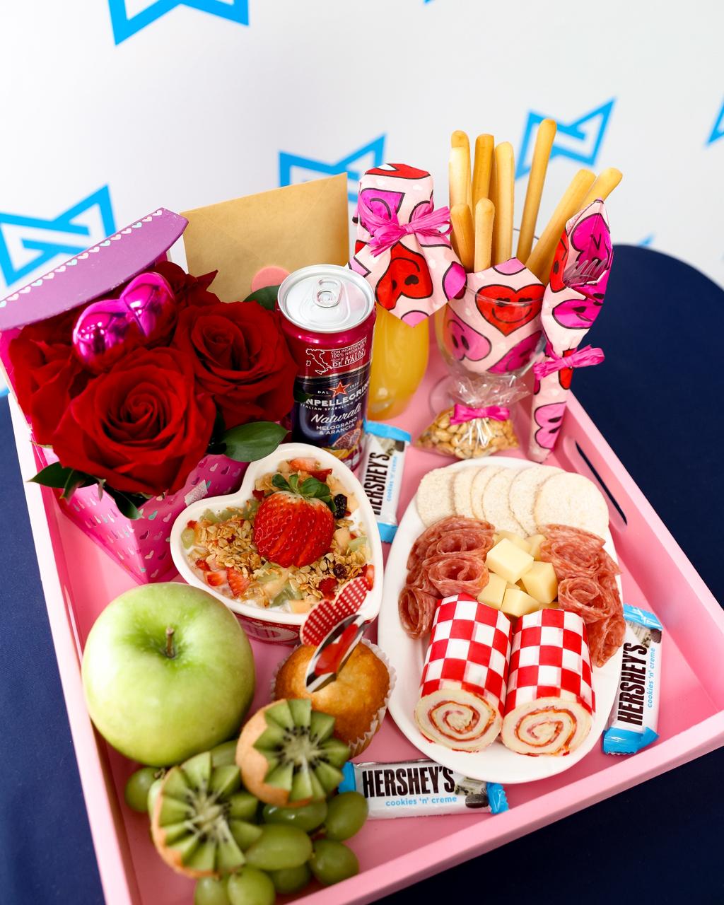 Pink Bliss Brunch – Bandeja Gourmet Floral Edición Limitada RD 7,700